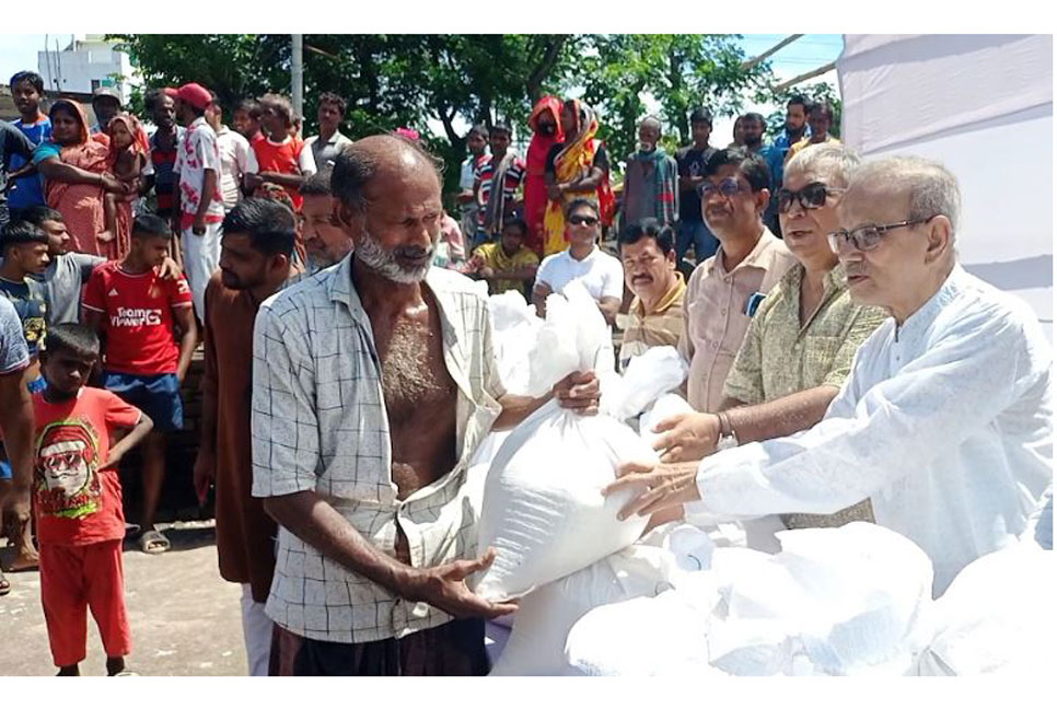 বাগেরহাটে কর্মহীন পরিবারের মাঝে খাদ্য সামগ্রী বিতরণ