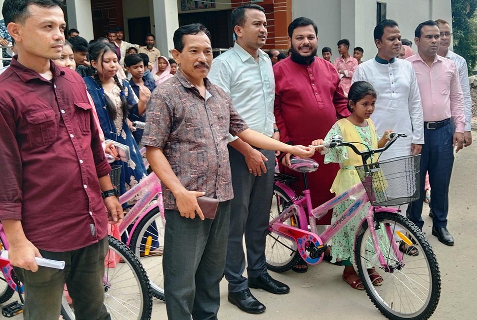 কালিয়াকৈরে ক্ষুদ্র নৃ-গোষ্ঠী শিক্ষার্থীদের মাঝে বাইসাইকেল বিতরণ