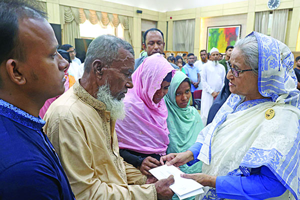 সহিংসতায় নিহত ৩৪ জনের পরিবারের পাশে প্রধানমন্ত্রী