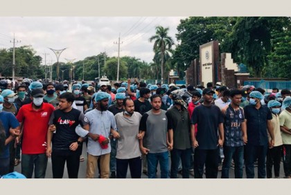 মহাসড়ক অবরোধ করে রাবি শিক্ষার্থীদের বিক্ষোভ

