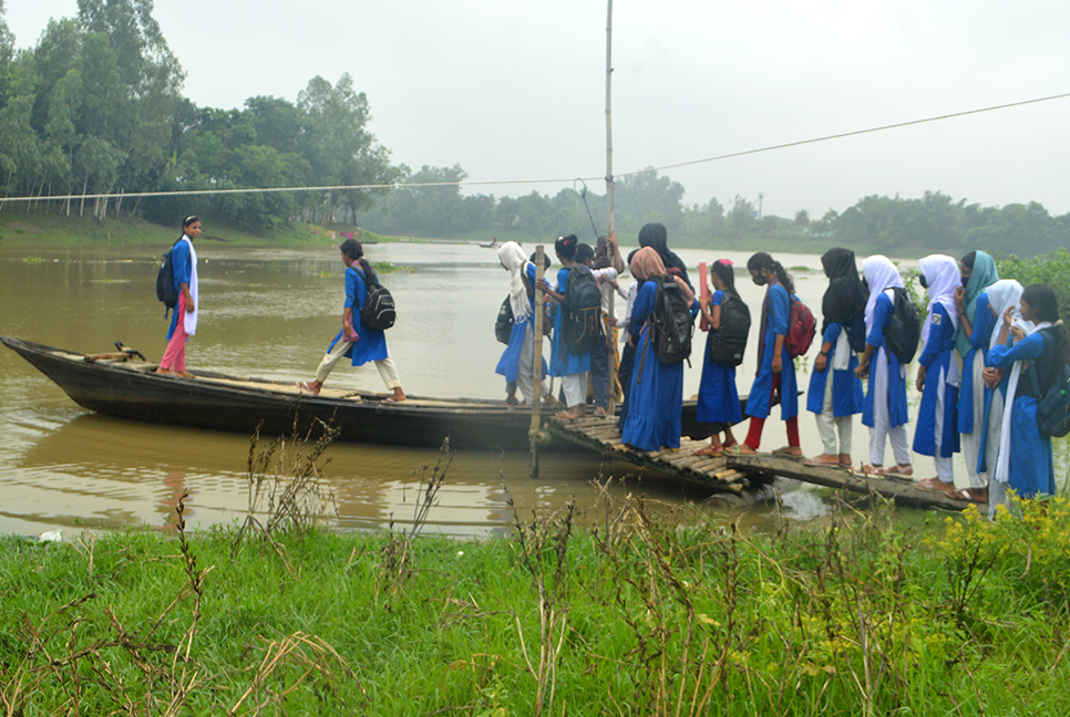 দীর্ঘদিনেও হয়নি ব্রিজ, ঝুঁকি নিয়ে পারাপার