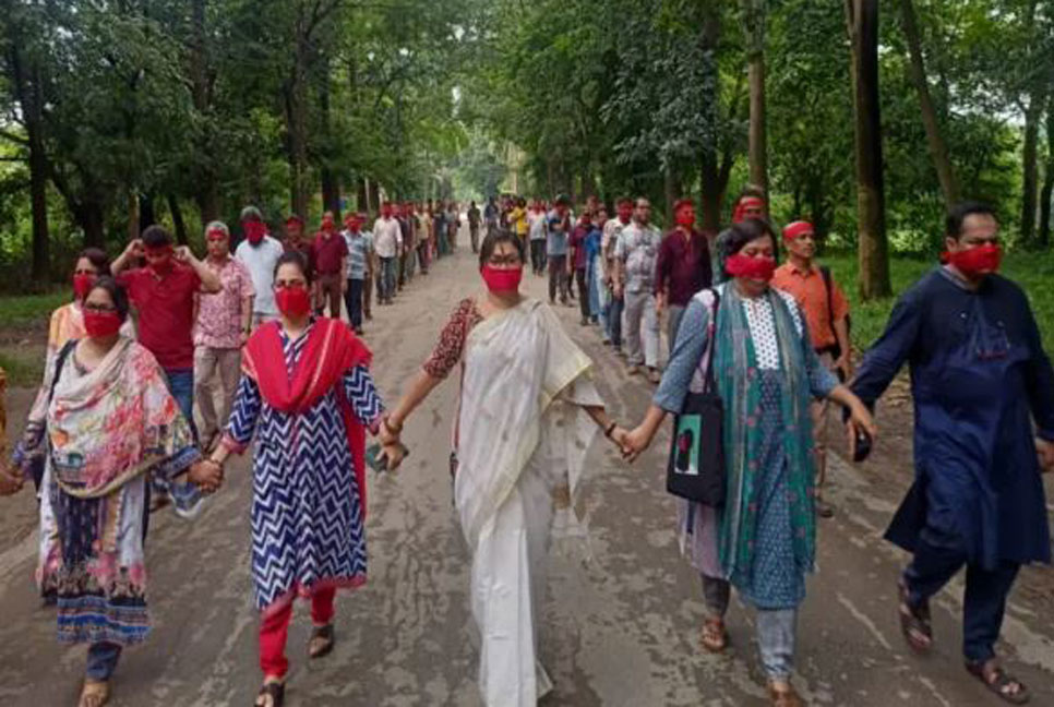 জাহাঙ্গীরনগর বিশ্ববিদ্যালয়ে লাল কাপড় বেঁধে প্রতিবাদ