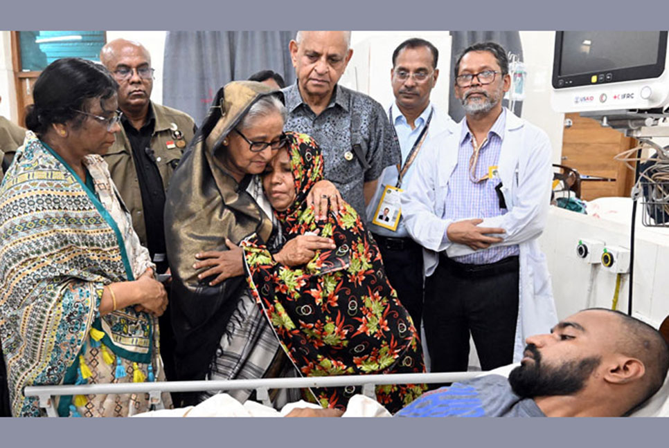 আহতদের দেখতে সোহরাওয়ার্দী হাসপাতালে প্রধানমন্ত্রী

