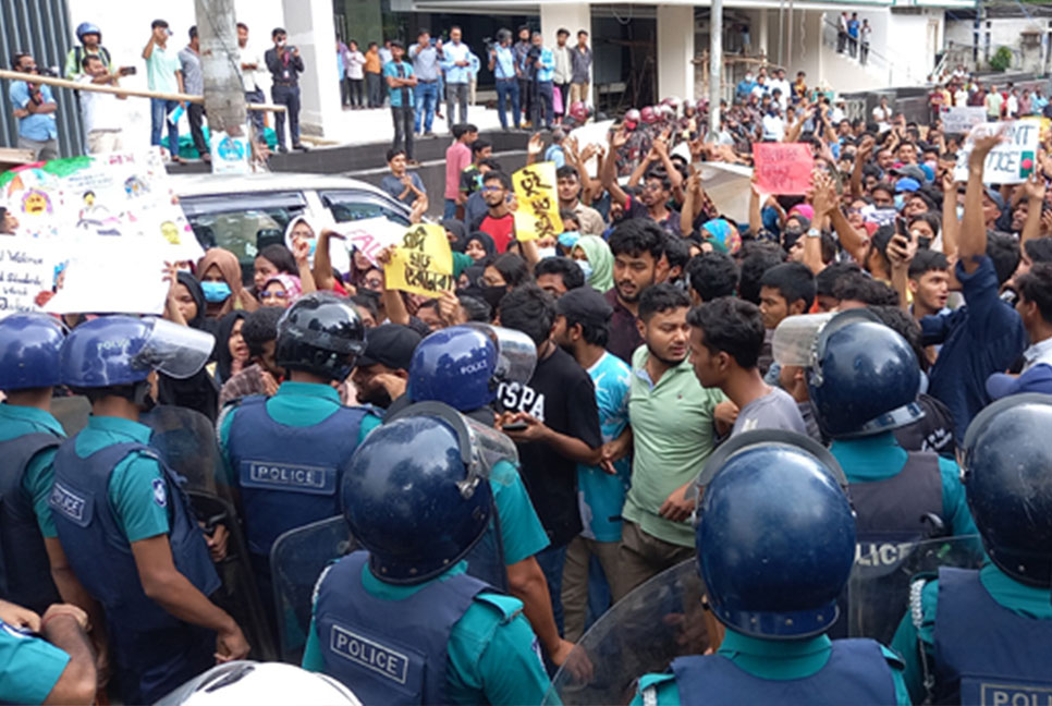 চট্টগ্রামে ‘মার্চ ফর জাস্টিস’ কর্মসূচিতে যোগ দিলেন আইনজীবীরাও