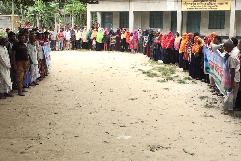 সিরাজগঞ্জে সন্ত্রাসী হামলা ও
ভাঙচুরের প্রতিবাদে মানববন্ধন