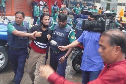 খুলনায় পুলিশ-শিক্ষার্থী ধাওয়া-পাল্টা ধাওয়া, আটক অর্ধশতাধিক 