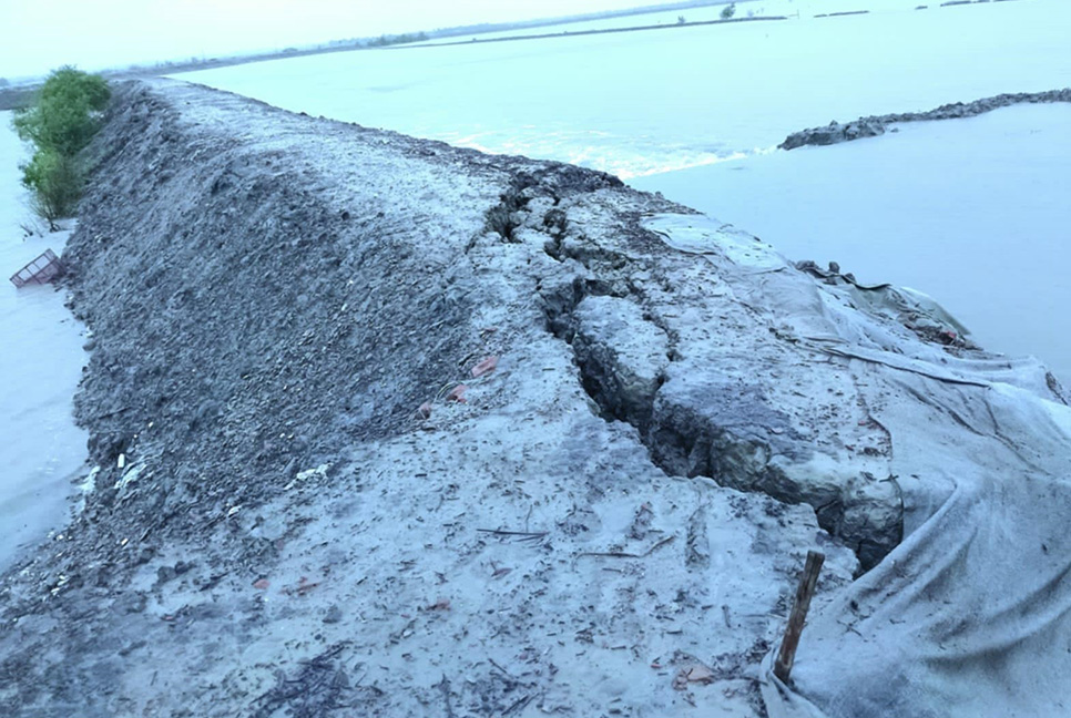 ভারী বৃষ্টিতে সাতক্ষীরায় নিম্নাঞ্চল প্লাবিত, বেড়িবাঁধে ফাটল