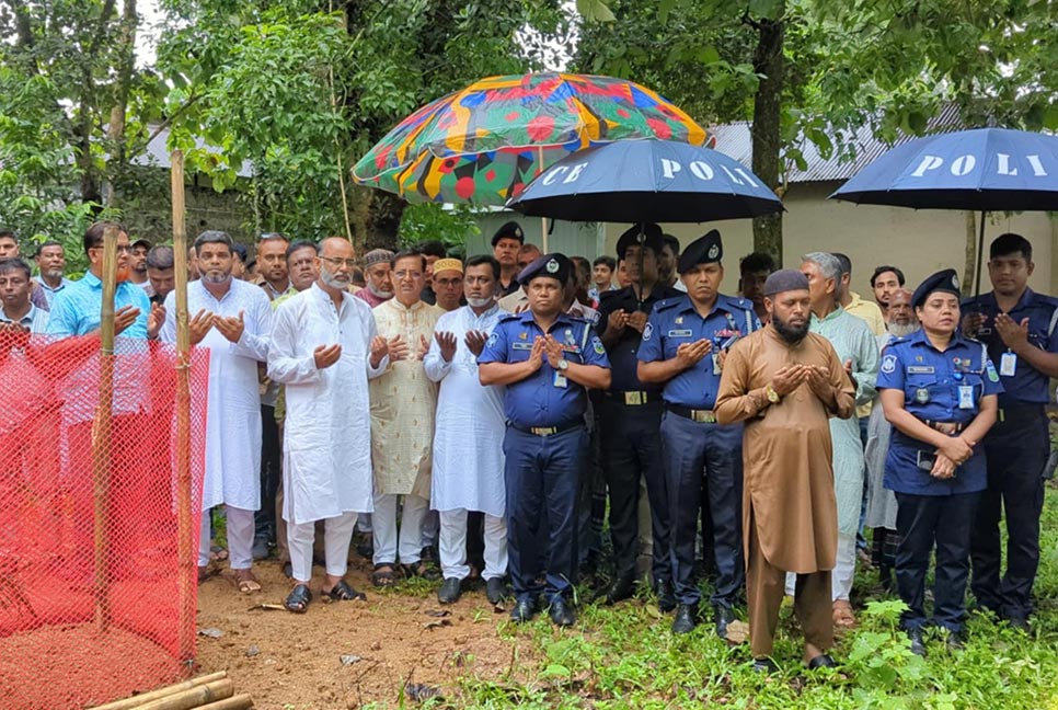 নিহত সেই পুলিশ সদস্যের পরিবারের পাশে ময়মনসিংহের পুলিশ সুপার 