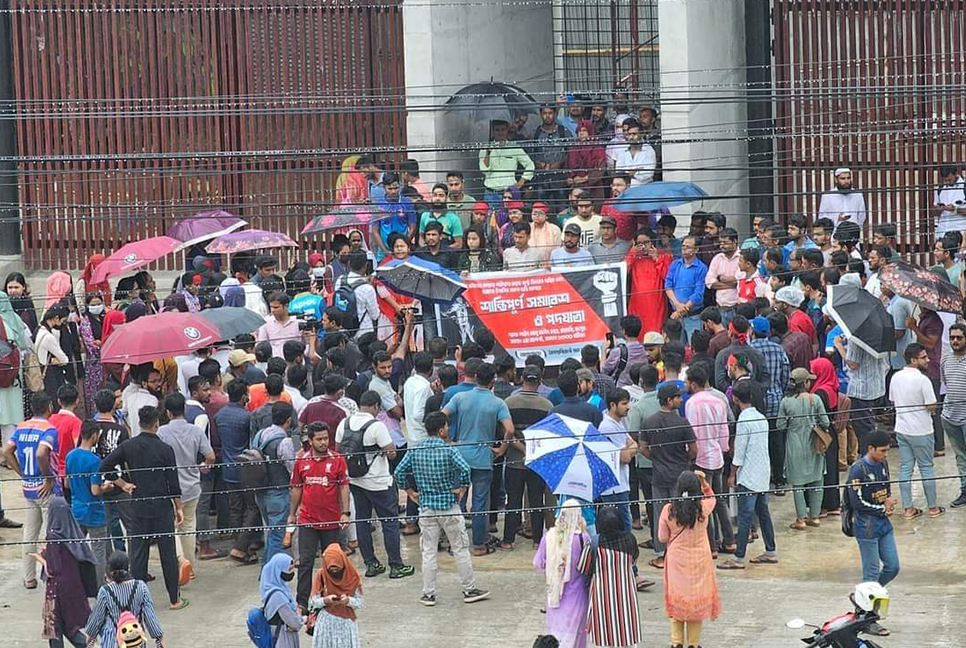 বেরোবিতে শিক্ষার্থীদের বিক্ষোভে অংশ নিলেন শিক্ষকরাও