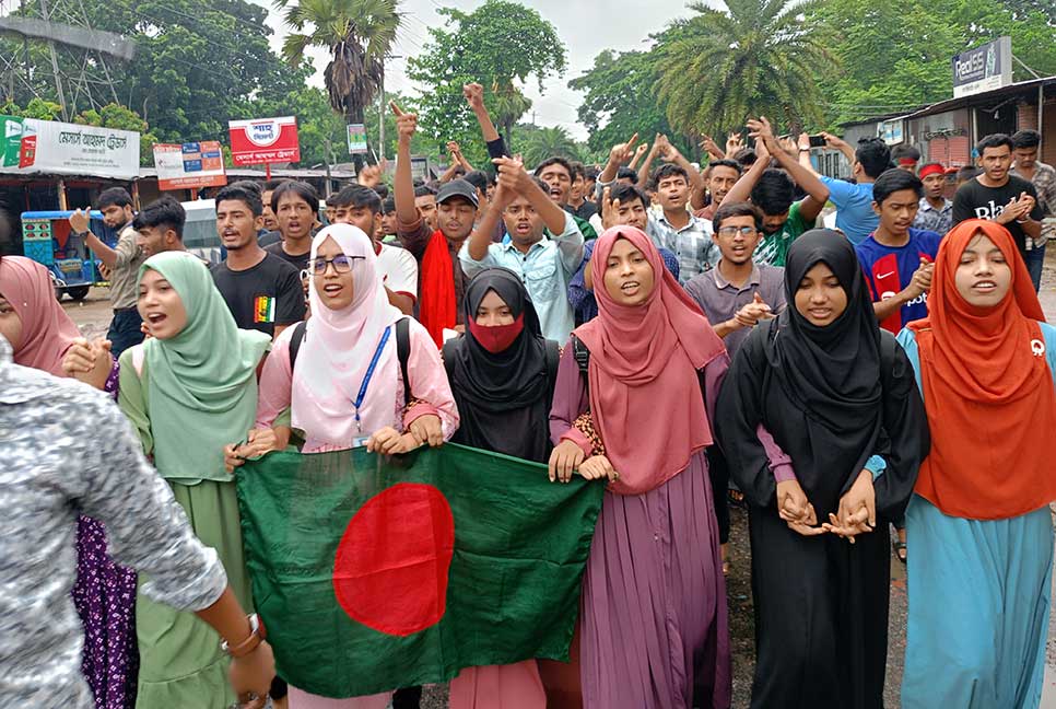 কুমিল্লা-সিলেট আঞ্চলিক মহাসড়কে শিক্ষার্থীদের গণমিছিল 