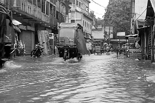 ভারী বৃষ্টিতে প্লাবিত নিম্নাঞ্চল