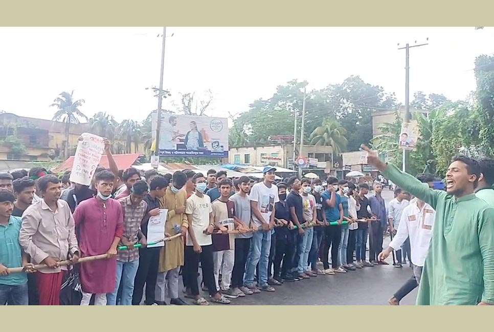 লক্ষ্মীপুরে লাঠি হাতে কোটা আন্দোলনকারীদের বিক্ষোভ