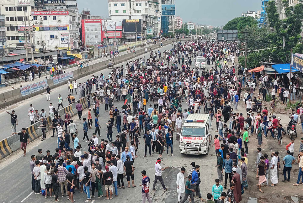 শনির আখড়ায় অবস্থান নিয়েছেন আন্দোলনকারীরা