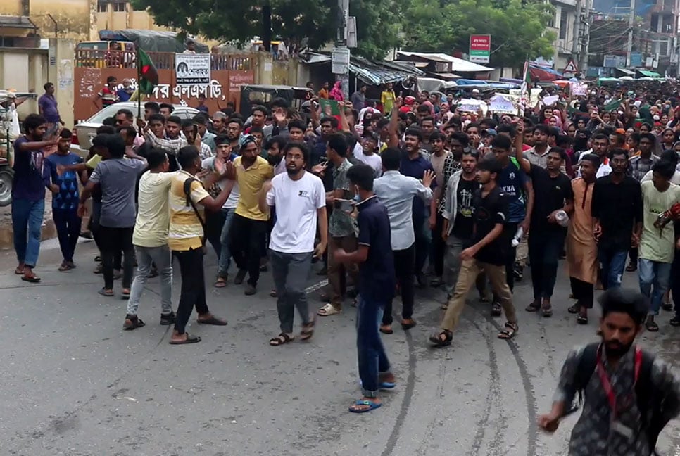 নওগাঁয় শিক্ষার্থীদের সঙ্গে আওয়ামী লীগ ও পুলিশের সংঘর্ষ, ফাঁকা গুলি-টিয়ারশেল নিক্ষেপ

