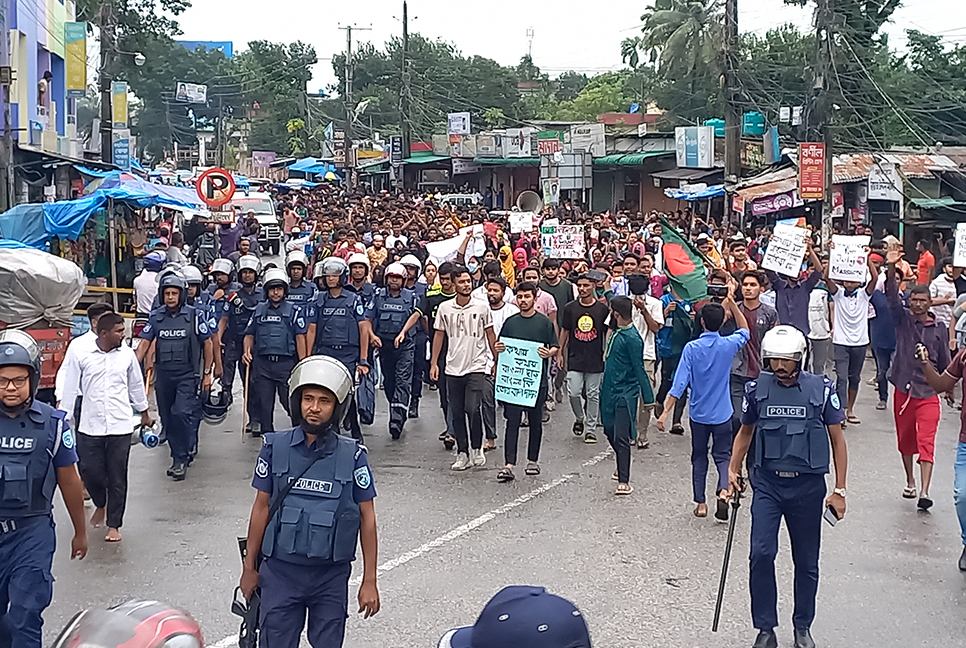 শিক্ষার্থীদের আন্দোলনে উত্তাল পঞ্চগড় 