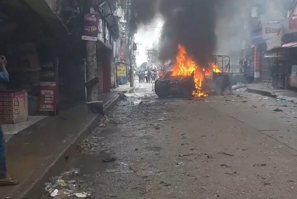 শ্রীপুরে ছাত্র-পুলিশ সংঘর্ষ-ভাঙচুর, পুলিশের গাড়িতে আগুন