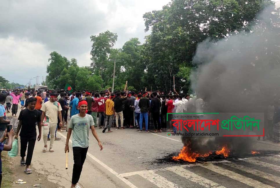 হবিগঞ্জে মহাসড়ক অবরোধ করে শিক্ষার্থীদের বিক্ষোভ, টায়ারে আগুন