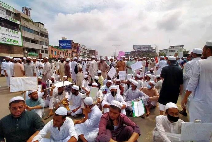 পোস্তগোলায় মাদরাসা শিক্ষার্থীদের সড়ক অবরোধ