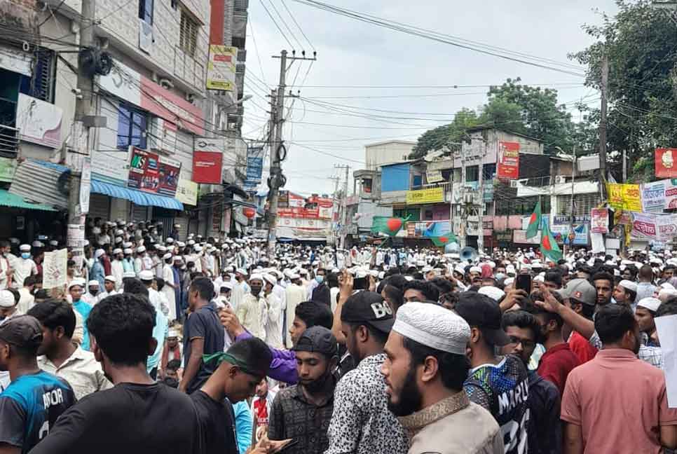 এক দফা দাবিতে চট্টগ্রাম-কক্সবাজার মহাসড়কে মাদরাসা শিক্ষার্থীদের অবস্থান