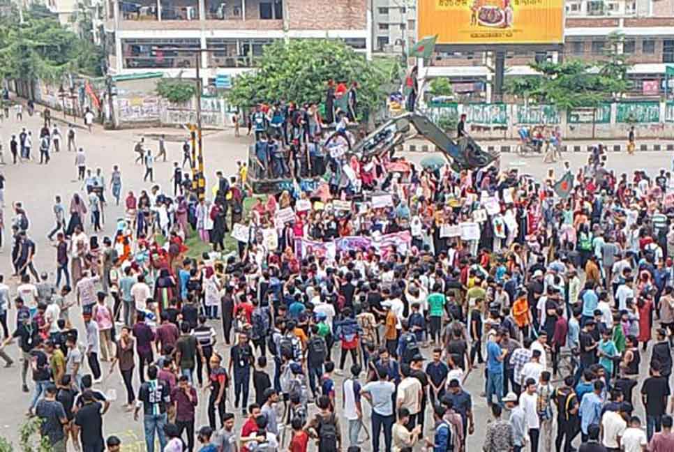 মাদরাসা শিক্ষার্থীসহ ছাত্র-জনতার ইসিবি চত্বর অবরোধ