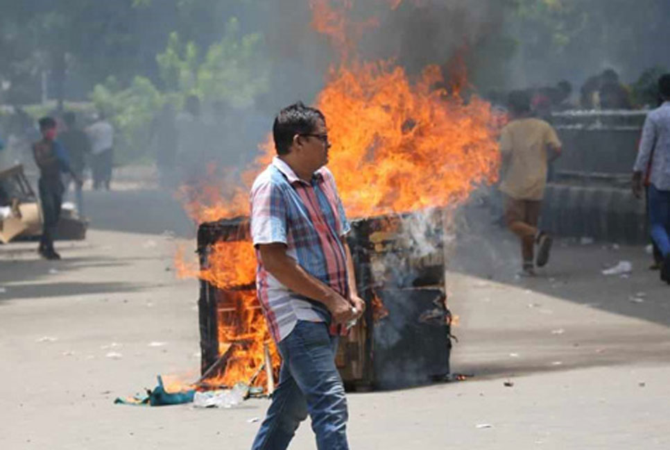 জাতীয় প্রেস ক্লাবের সামনে রণক্ষেত্র

