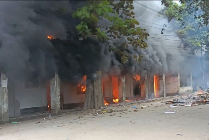 সিরাজগঞ্জে এমপি ও আওয়ামী লীগ নেতাদের বাড়িতে আগুন, নিহত ৭