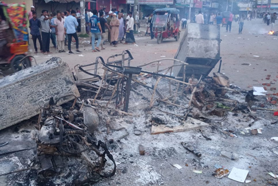 মির্জাপুরে হাইও‌য়ে থানা‌য় হামলা-অগ্নিসংযোগ, ওসিসহ আহত ১০