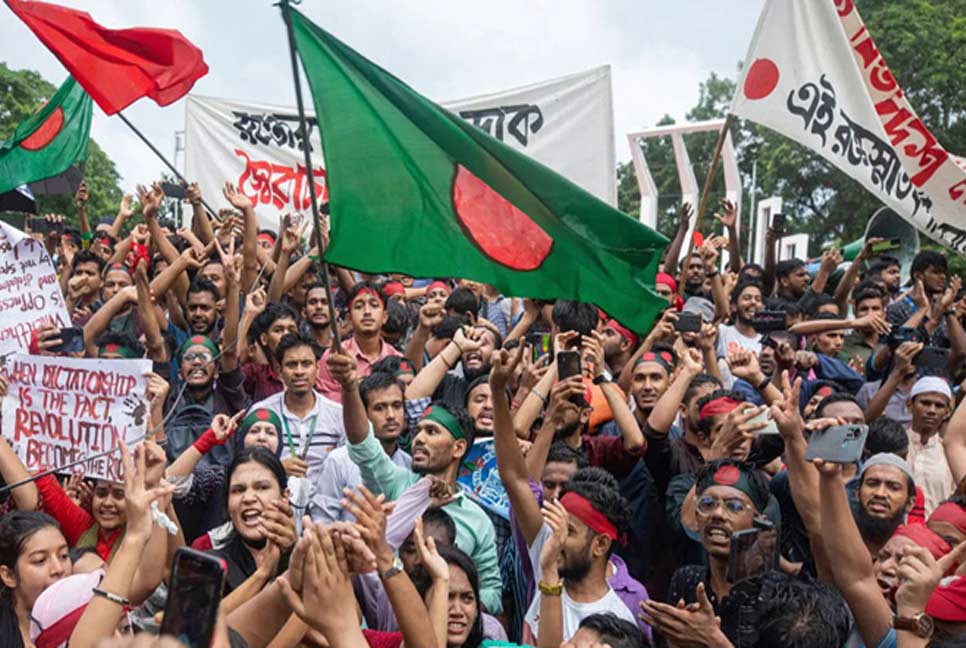 শাহবাগে সেনাবাহিনীকে ফুল দিচ্ছেন শিক্ষার্থীরা