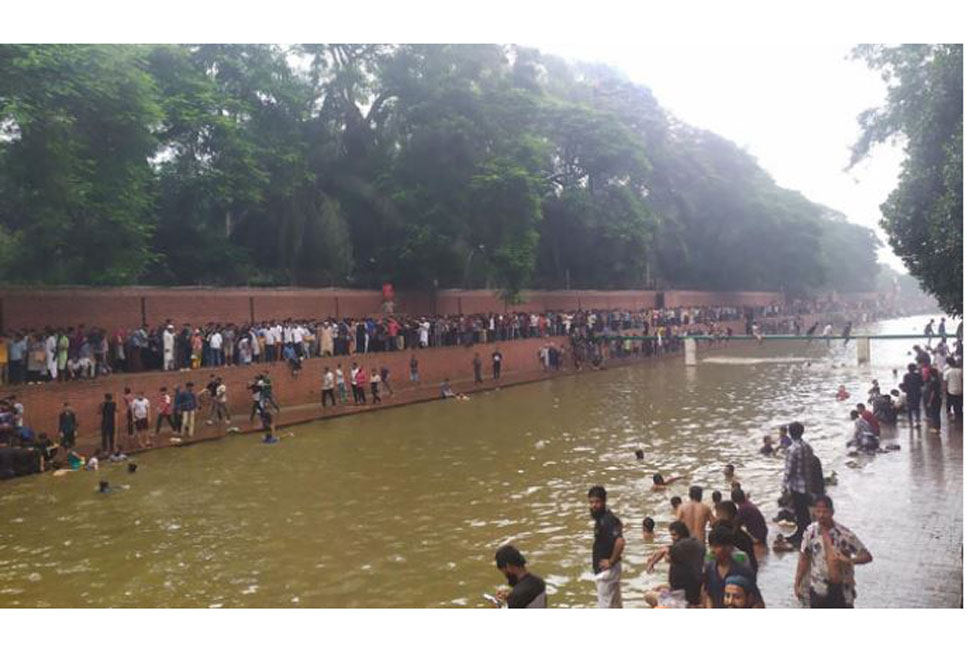 গণভবনের লেকে সাঁতার কেটে মাছ ধরলো জনগণ, প্রধানমন্ত্রীর কার্যালয়ের ছাদে বিপ্লবী পতাকা