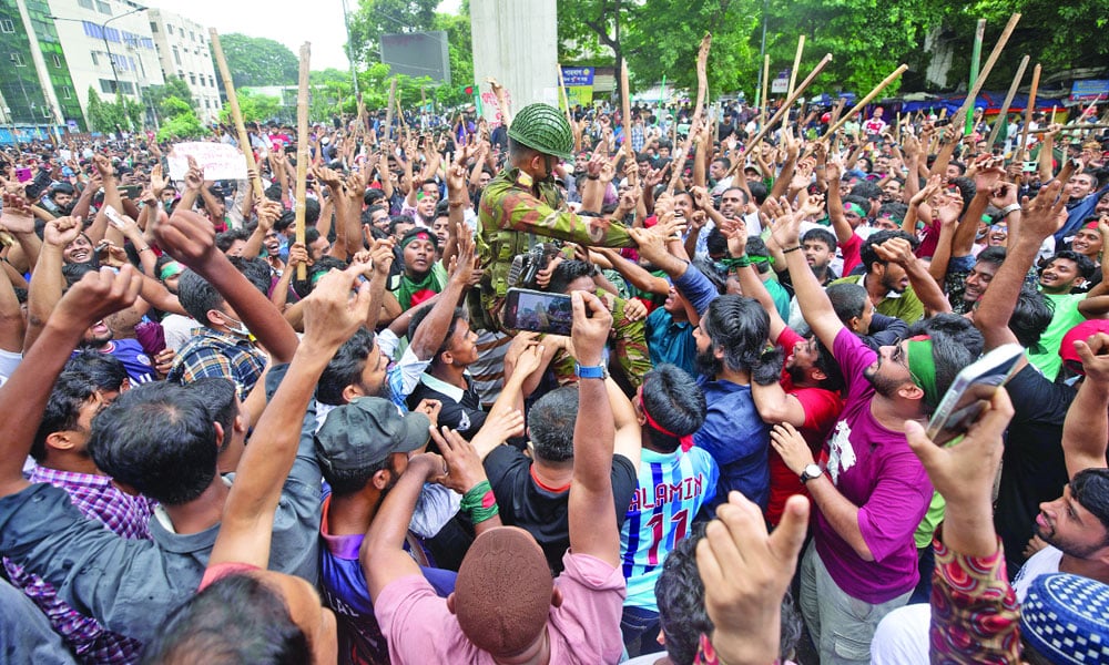 সেনাবাহিনীর গাড়ি ঘিরে উল্লাস