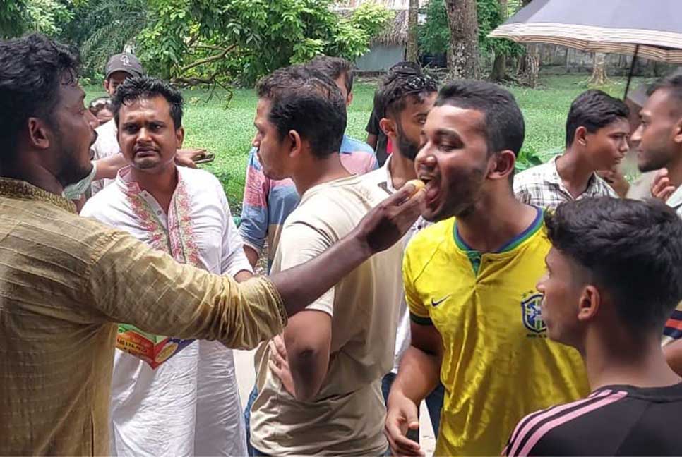 মোরেলগঞ্জে মিষ্টি বিতরণ, আত্মগোপনে আওয়ামী লীগের নেতা-কর্মীরা