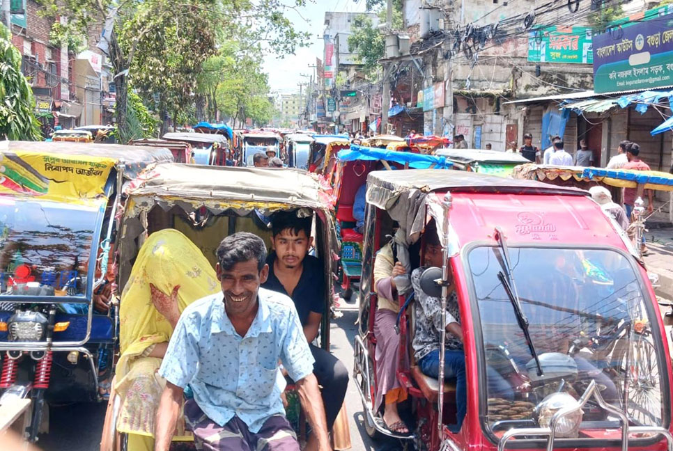 চিরচেনা যানজটে প্রাণ ফিরেছে বগুড়ার