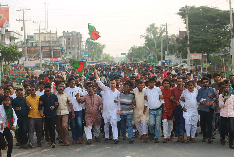 নন্দীগ্রামে বিএনপিসহ হাজারো জনতা নিয়ে সাবেক এমপি মোশারফের বিজয় মিছিল

