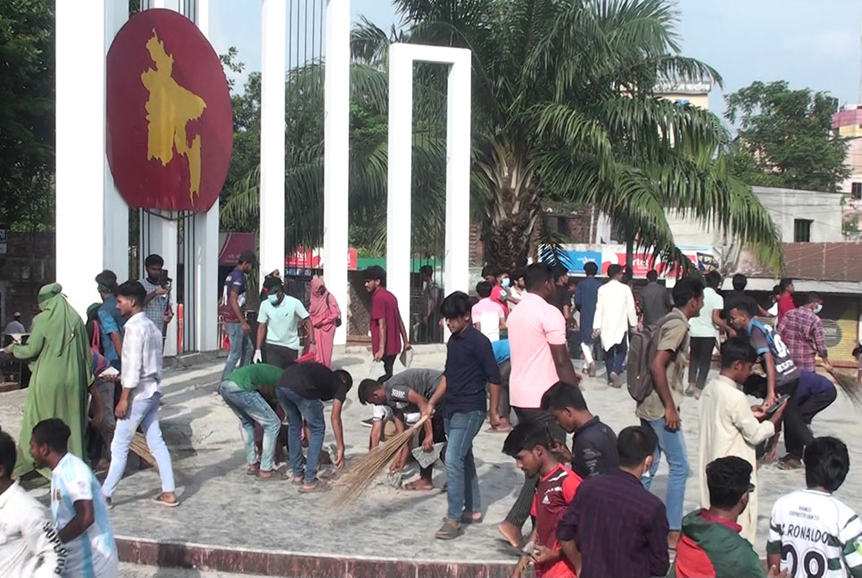 সিরাজগঞ্জে ছাত্র-জনতার পরিষ্কার পরিচ্ছন্নতা কর্মসূচি