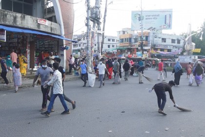 খুলনায় সড়কে পরিচ্ছন্নতা ও ট্রাফিক ব্যবস্থা নিয়ন্ত্রণের কাজে শিক্ষার্থীরা