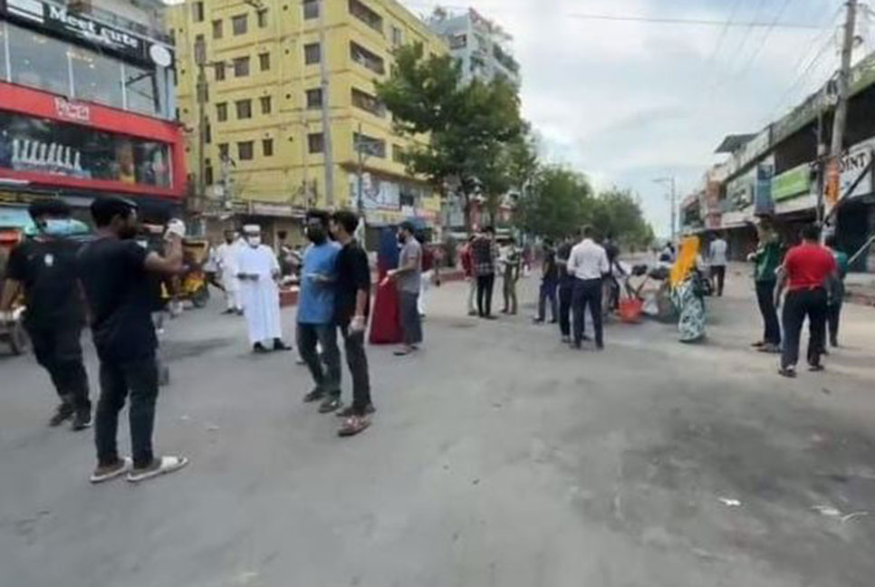 মুন্সীগঞ্জে সড়ক পরিষ্কারে নেমেছে শিক্ষার্থীরা