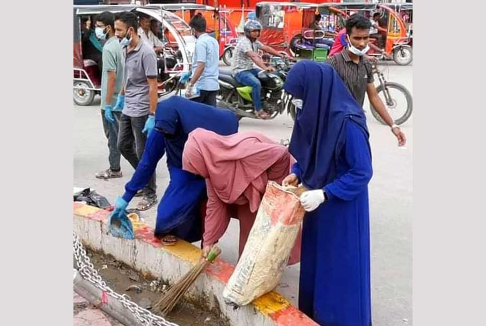 ঝিনাইদহে শহর পরিস্কার করতে রাস্তায় শিক্ষার্থীরা