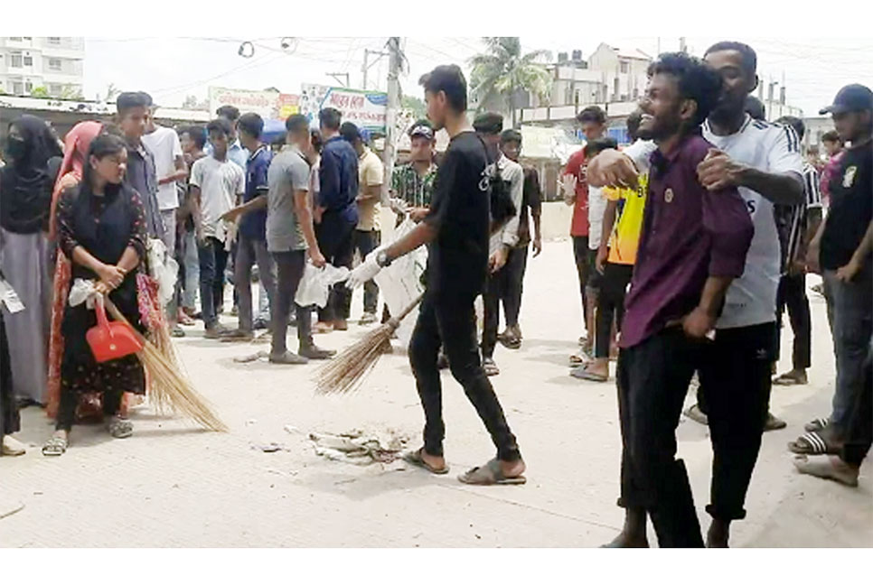 হাকিমপুরে পরিচ্ছন্নতায় 
বৈষম্যবিরোধী শিক্ষার্থীরা