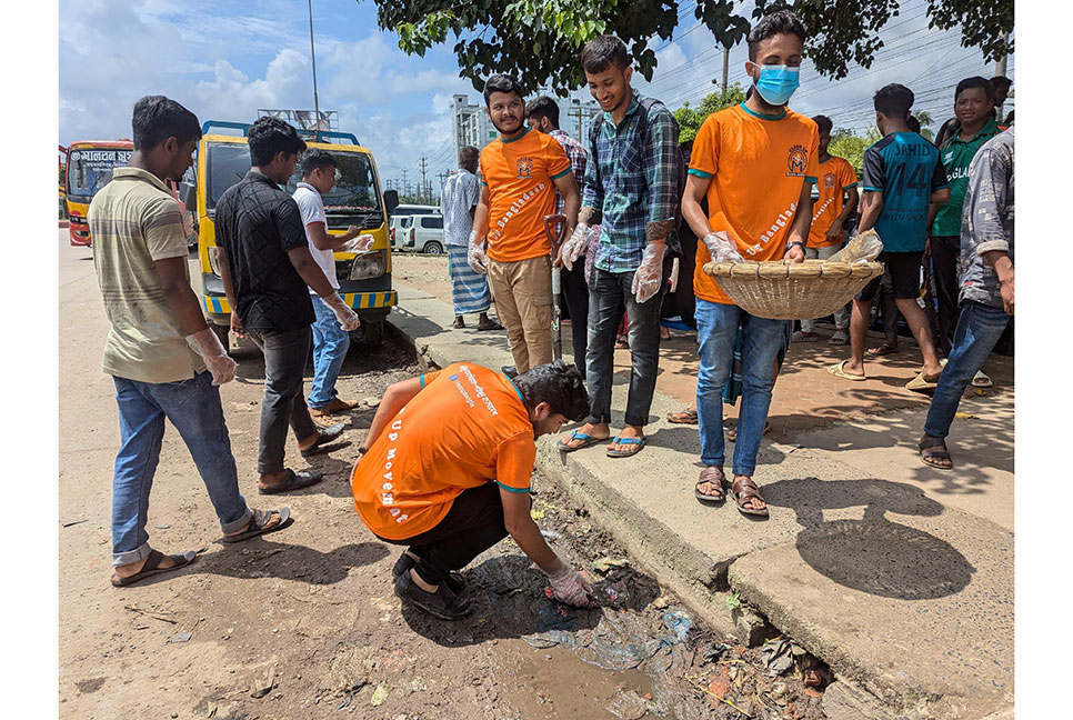 ভালুকায় পরিচ্ছন্নতা অভিযান ও ট্রাফিক নিয়ন্ত্রণে শিক্ষার্থীরা 