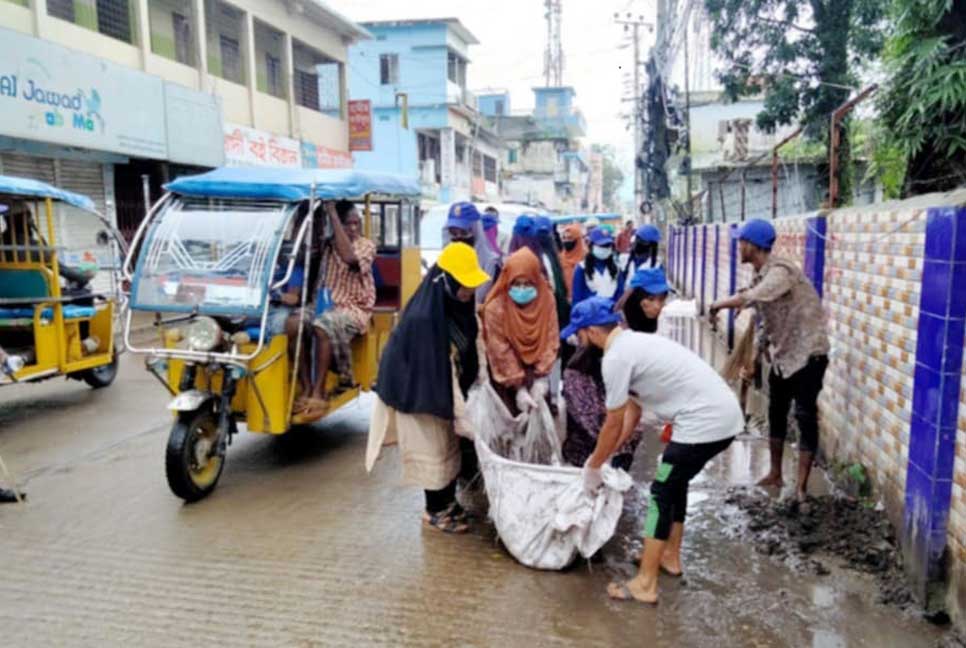 হবিগঞ্জে রাস্তা পরিস্কার ও ট্রাফিক নিয়ন্ত্রণ করছে শিক্ষার্থীরা