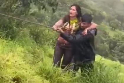 সেলফি তুলতে গিয়ে পা পিছলে ১০০ ফুট গভীর খাদে তরুণী  