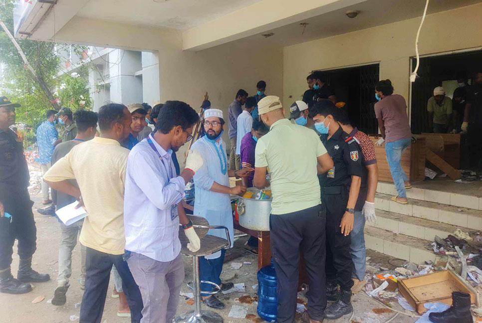 সিদ্ধিরগঞ্জ থানা পরিষ্কার করলেন স্কুল-কলেজ শিক্ষার্থীরা