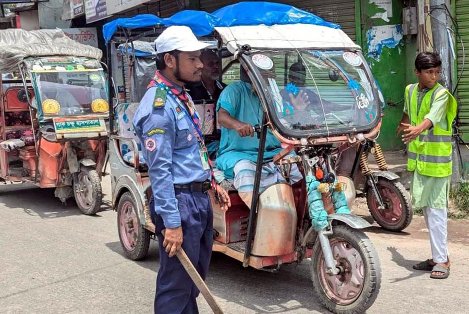 দিনাজপুরে ট্রাফিক নিয়ন্ত্রণে শিক্ষার্থীরা