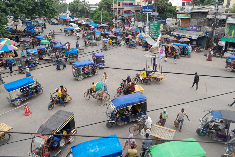 চুয়াডাঙ্গায় স্বাভাবিক হচ্ছে জনজীবন

