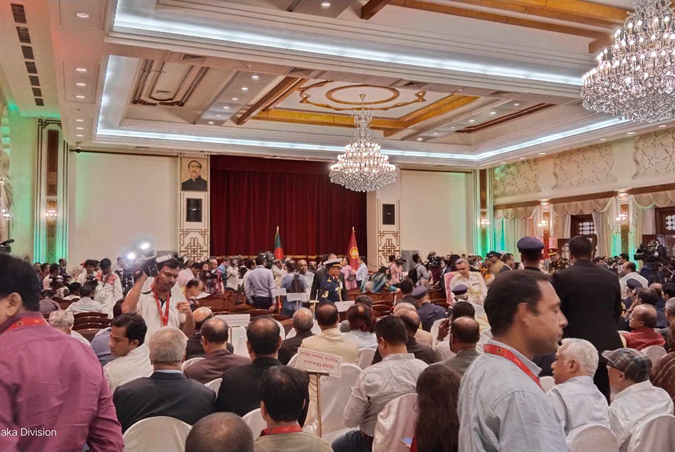 অন্তর্বর্তীকালীন সরকারের শপথ অনুষ্ঠানের জন্য প্রস্তুত বঙ্গভবন

