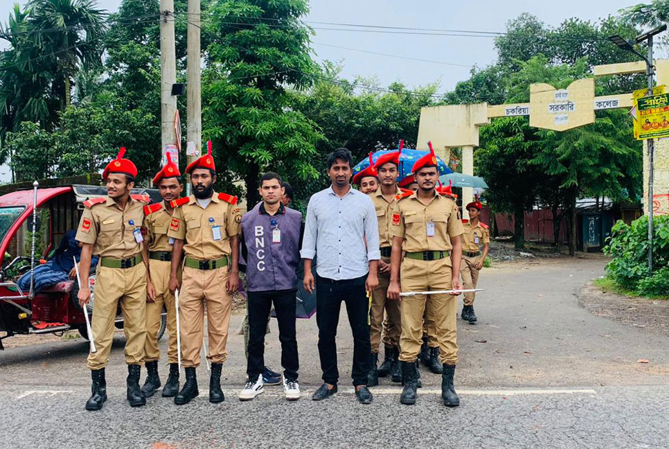 চকরিয়ায় সড়কের শৃঙ্খলায় বিএনসিসির সদস্যরা