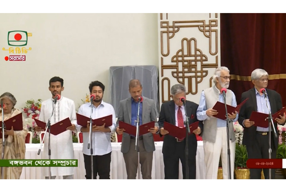 শপথ নিলেন অন্তর্বর্তী সরকারের ১৩ উপদেষ্টা