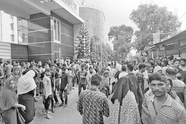 পোশাক কারখানায় হামলা আতঙ্ক, ছুটি ঘোষণা