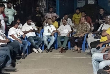 পুরান ঢাকায় মন্দির পাহারা দিচ্ছেন জবি ছাত্রদলের নেতাকর্মীরা


