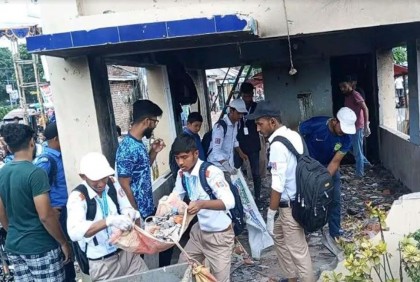 সৈয়দপুরে পরিচ্ছন্নতার কাজসহ ট্রাফিকের দায়িত্বে শিক্ষার্থীরা